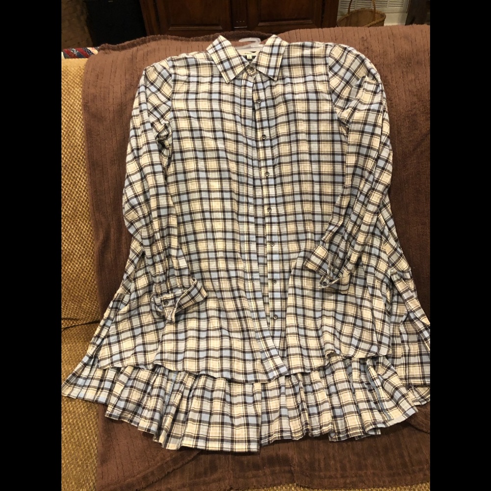 Beautiful and fun plaid shirt with lots of details